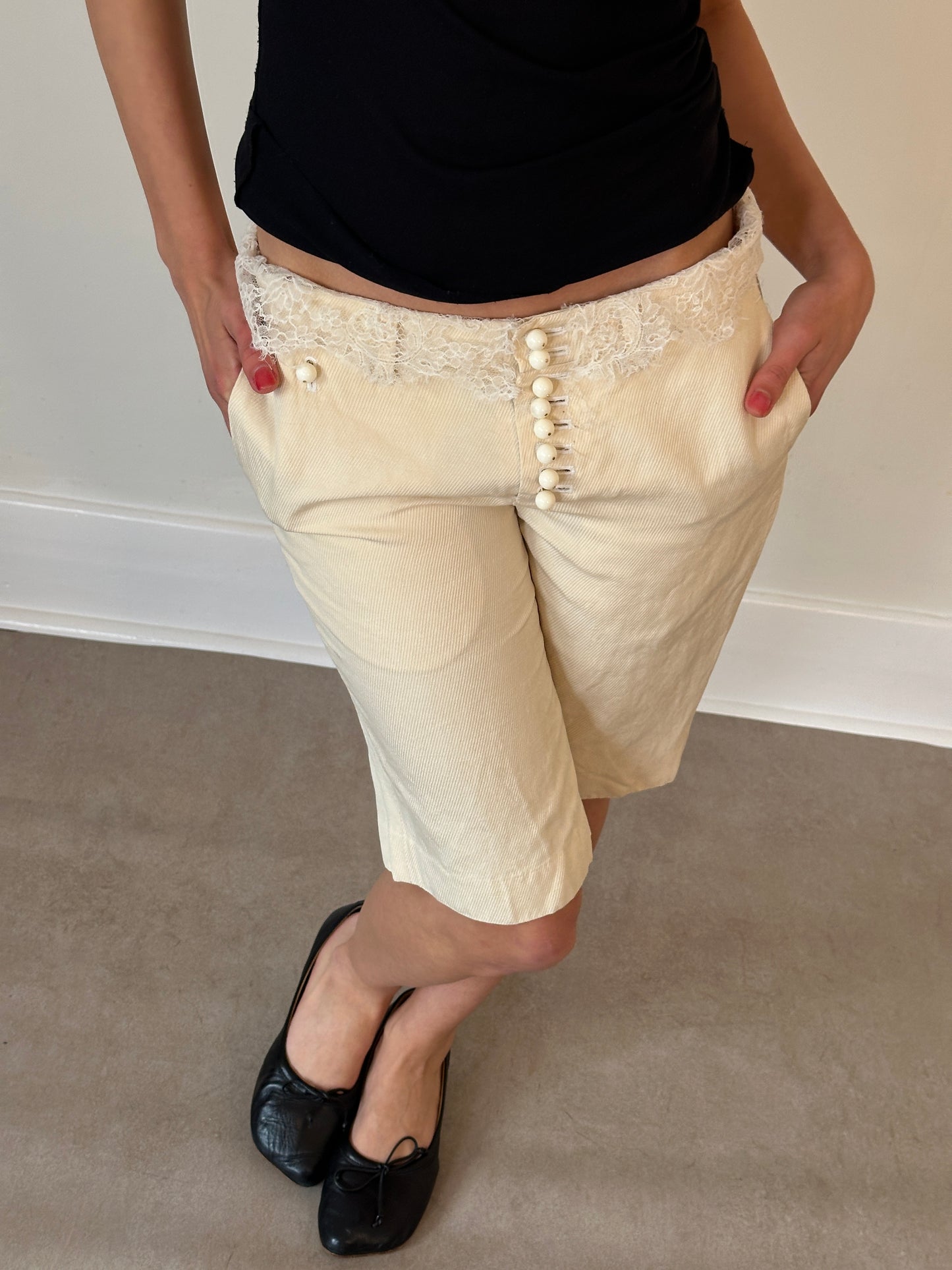 2000s sacai lace capri shorts