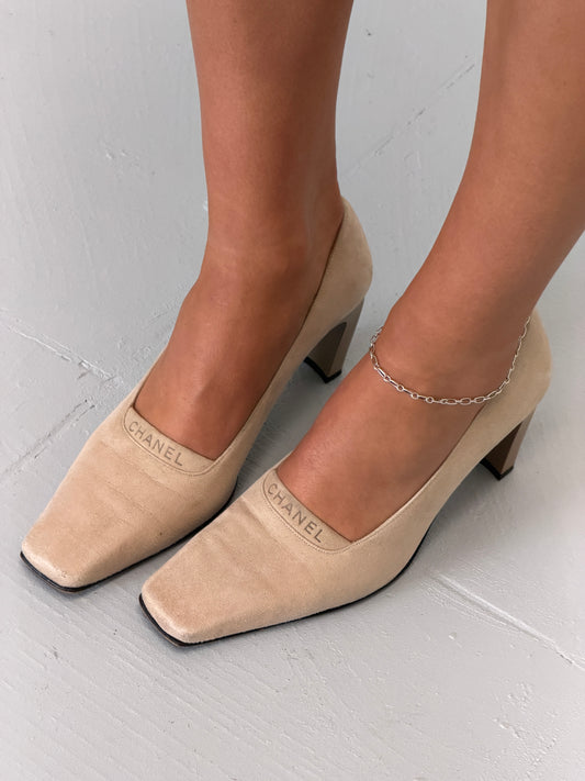 (rare) chanel 1990s suede pumps