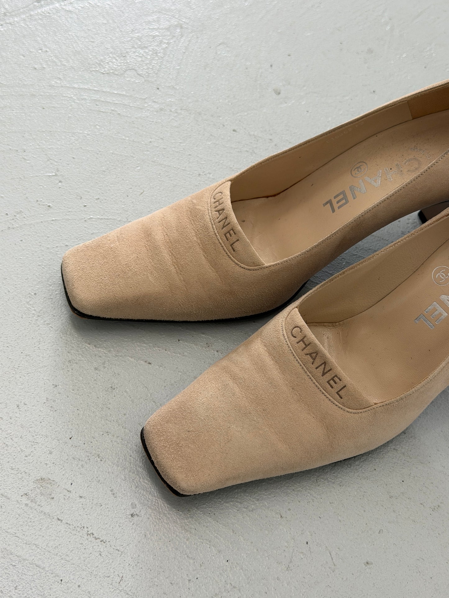 (rare) chanel 1990s suede pumps