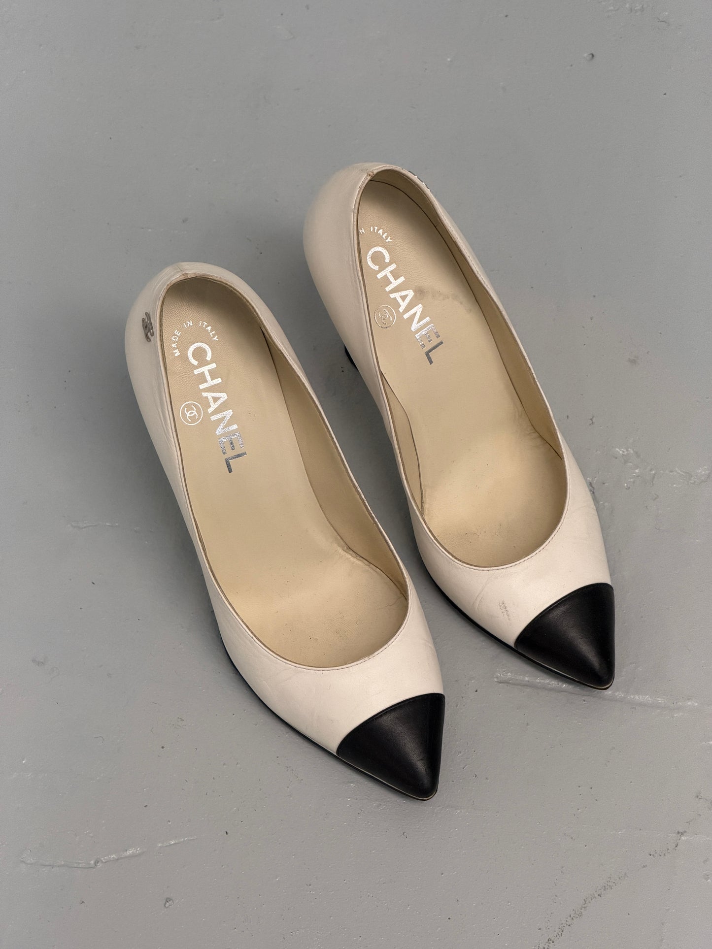 chanel 1990s classic knot pumps