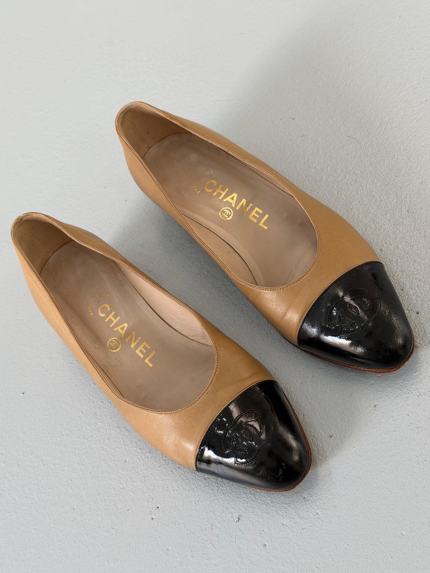 chanel 1990s beige black cap toe leather pumps
