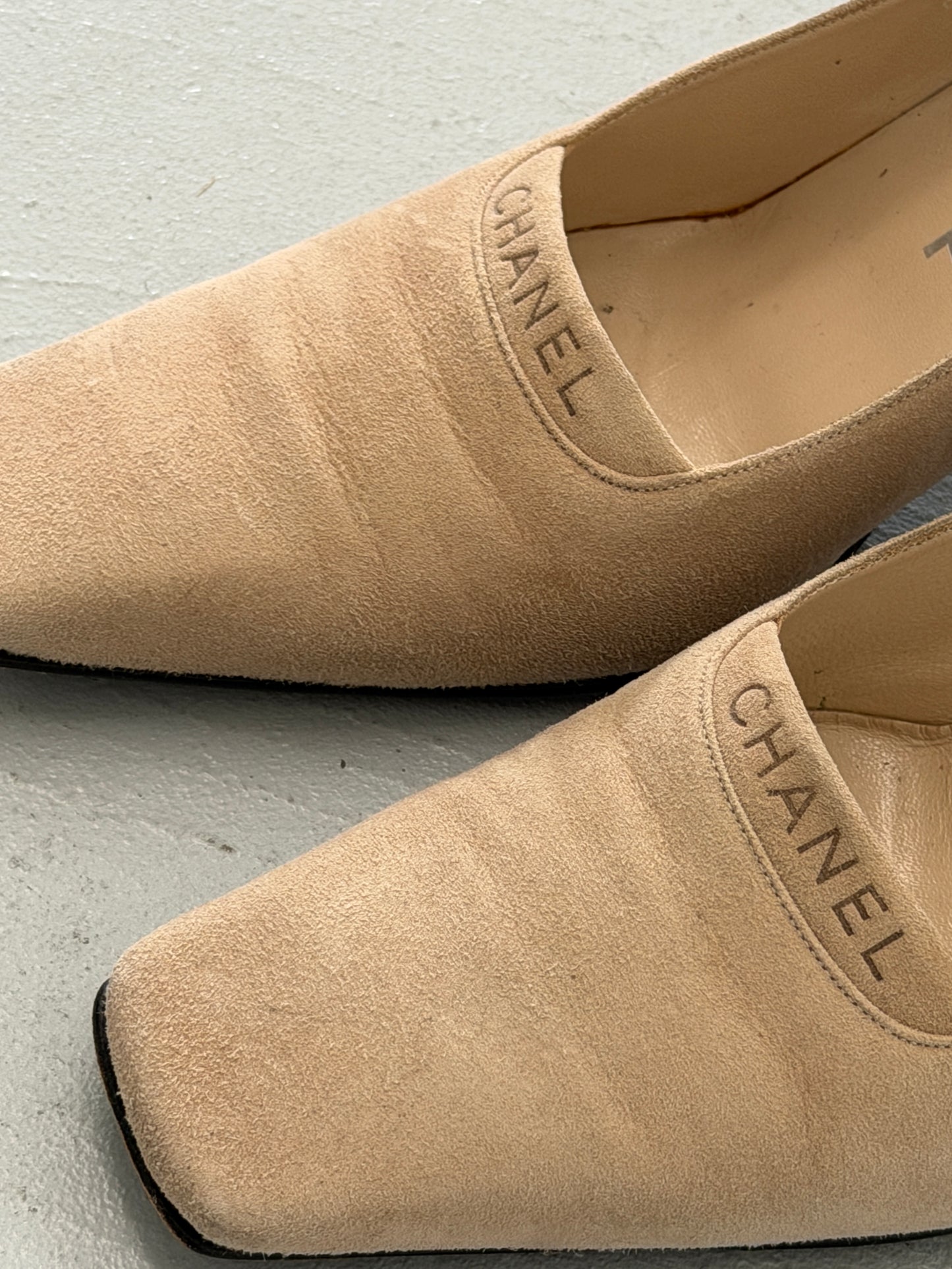 (rare) chanel 1990s suede pumps