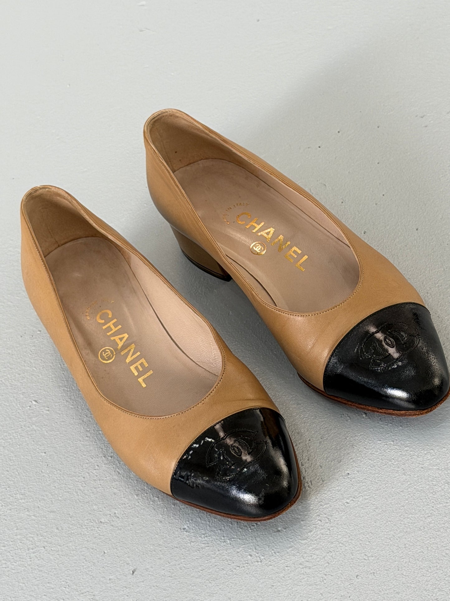 chanel 1990s beige black cap toe leather pumps
