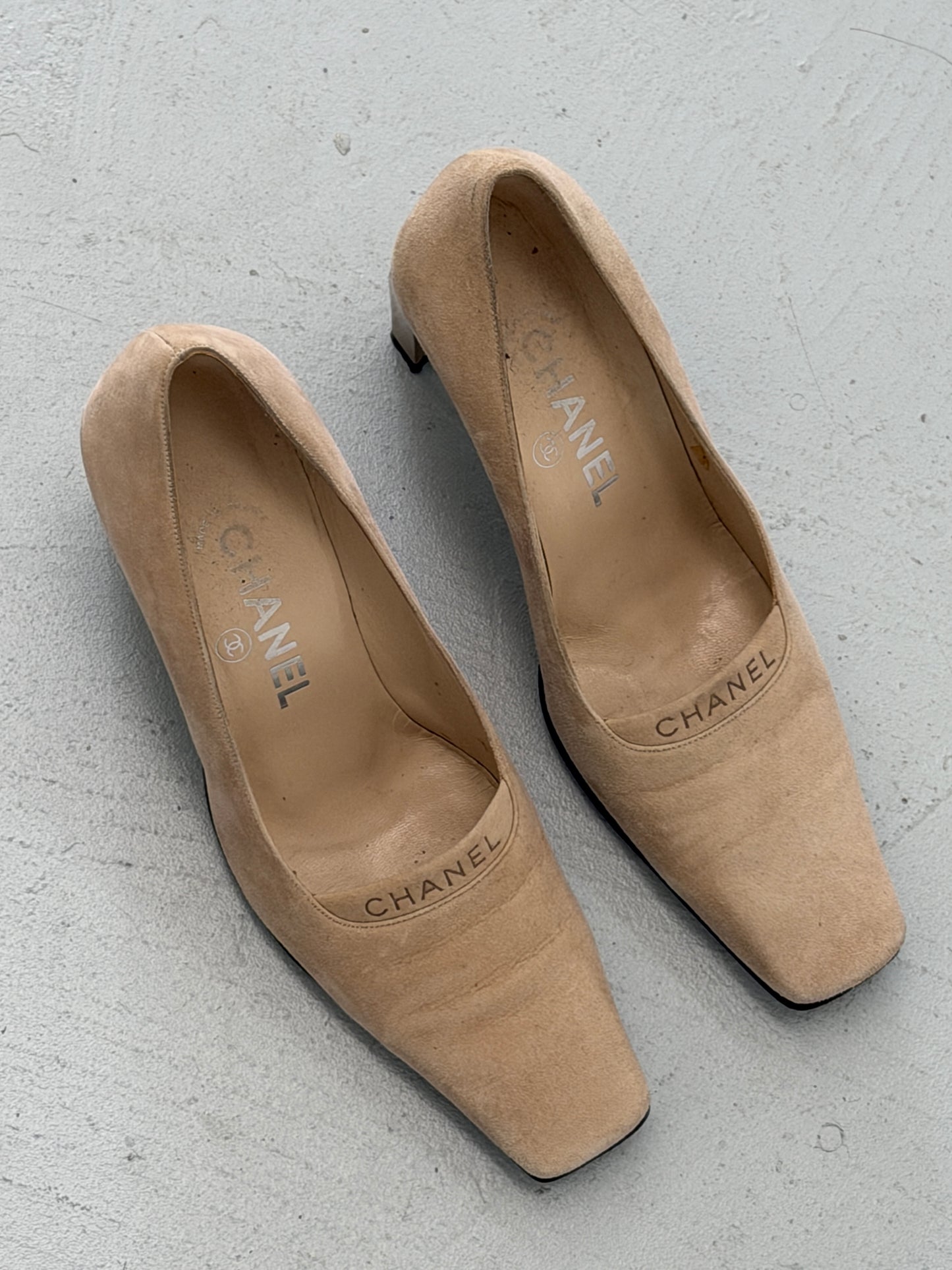 (rare) chanel 1990s suede pumps