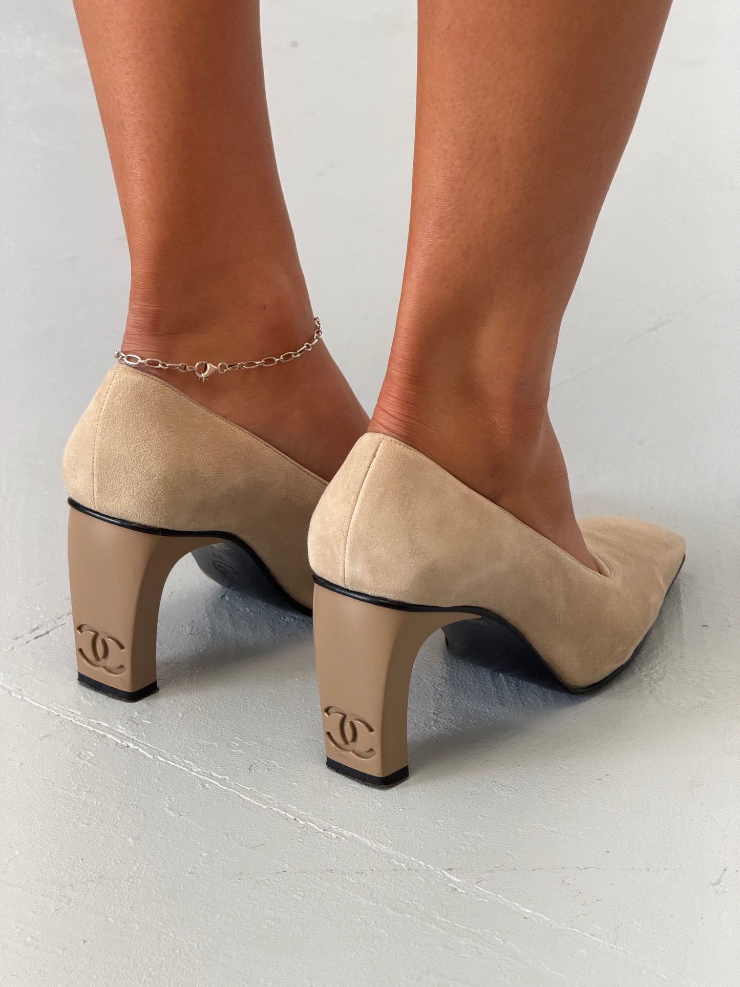 (rare) chanel 1990s suede pumps