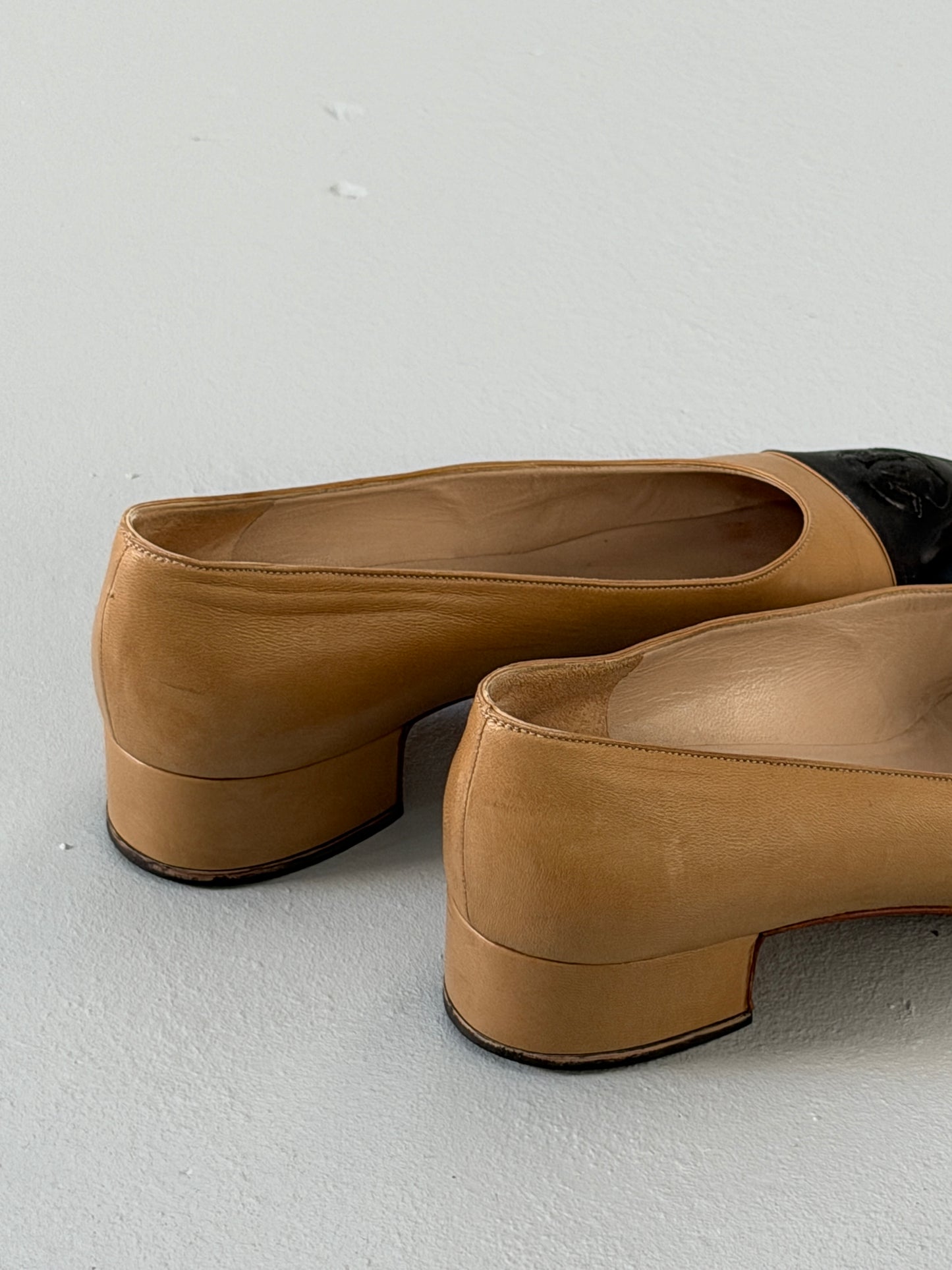 chanel 1990s beige black cap toe leather pumps