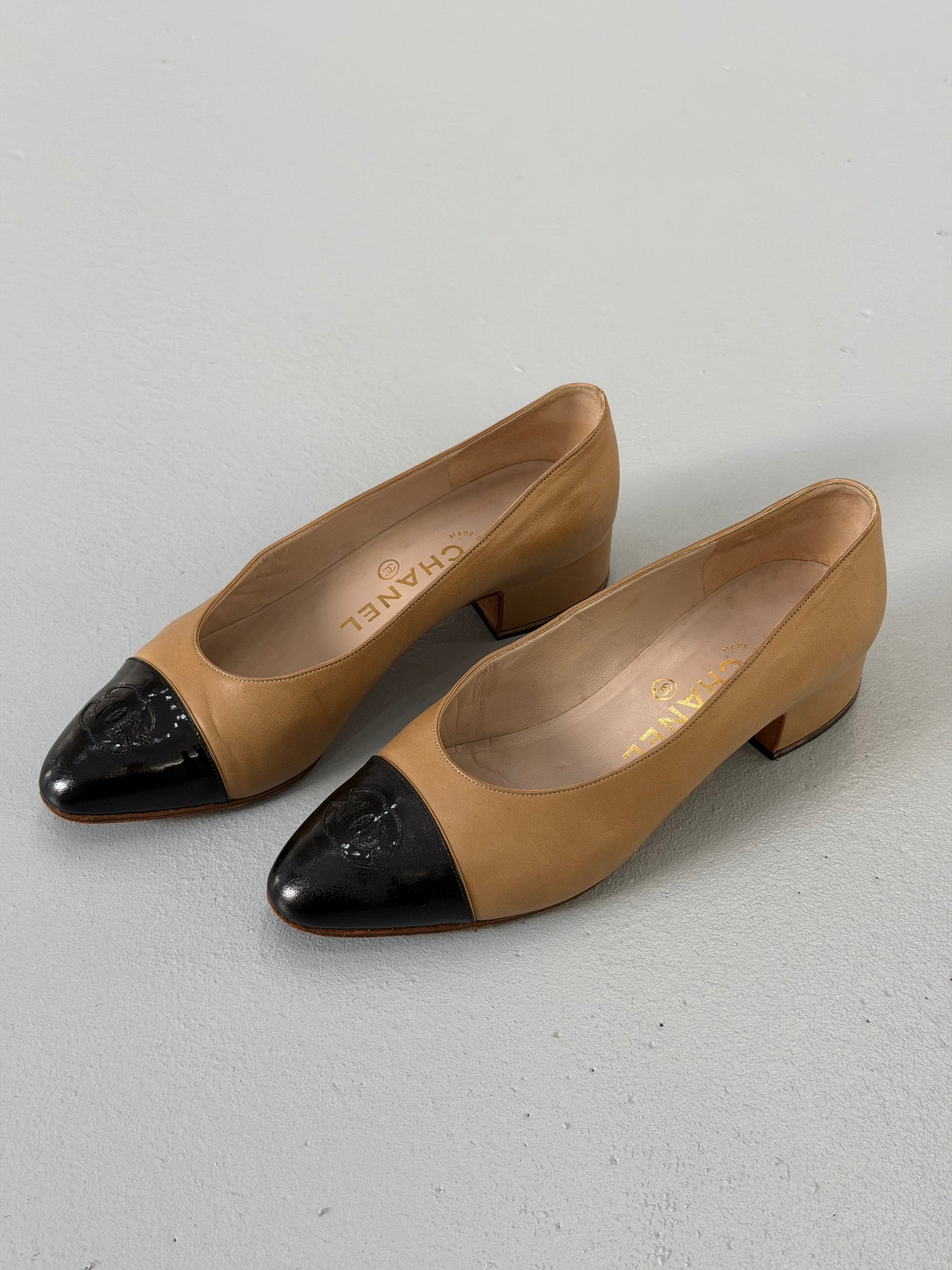 chanel 1990s beige black cap toe leather pumps